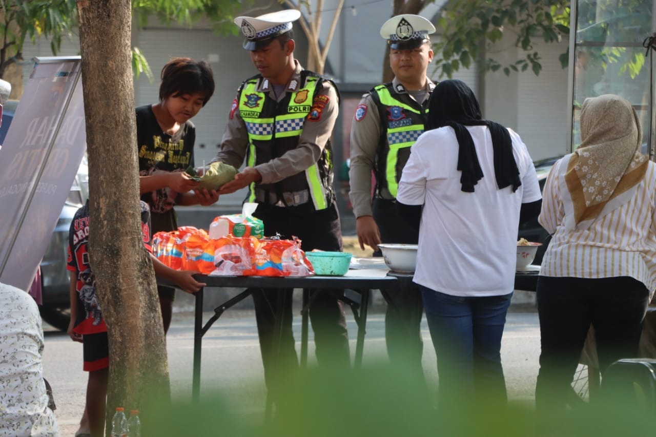Dekat Dengan Masyarakat, Polres Trenggalek Gelar Dahar Gratis